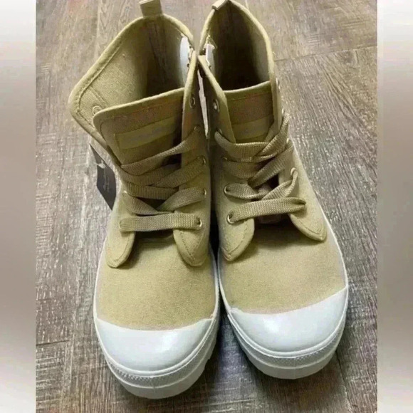 Tommy Bahama nude high tops lace ups side zip mushroom bouts. Sz 10.‎ NWT - Picture 1 of 8